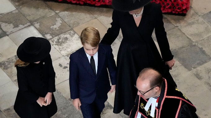Rührende Gesten: Immer wieder streichelte Prinzessin Kate ihren Kindern George (9) und Charlotte (7) über den Rücken oder die Arme. Die beiden hielten sich bei der Beerdigung ihrer Uroma tapfer.