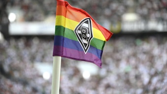 Eine Eckfahne in Regenbogenfarben und dem Vereinsemblem von Borussia-Mönchengladbach, hier zu sehen am 4. September 2022 im Borussia-Park. Symbolfoto.