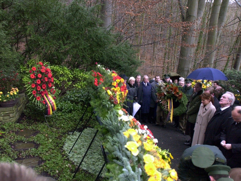 Bundespräsident Johannes Rau steht auf dem Rhöndorfer Waldfriedhof am Grab von Konrad Adenauer.