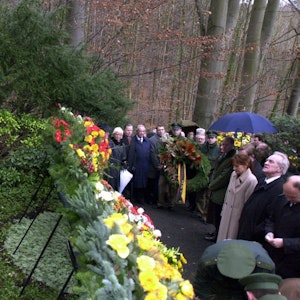 Bundespräsident Johannes Rau steht auf dem Rhöndorfer Waldfriedhof am Grab von Konrad Adenauer.
