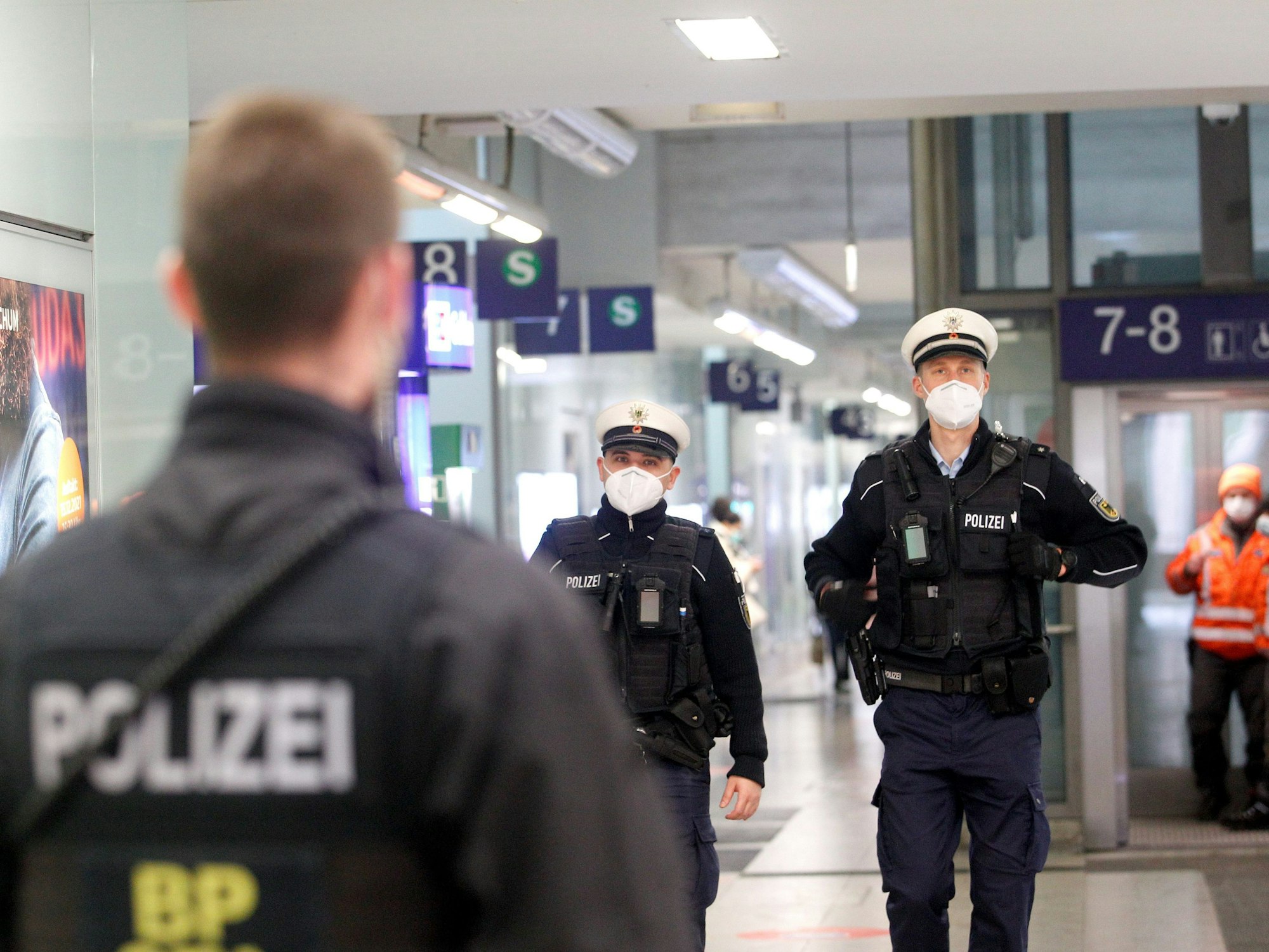 Beamte der Bundespolizei laufen im Bochumer Bahnhofsgebäude Streife.