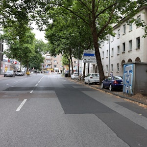 Autos stehen im Kölner Maarweg am Straßenrand.