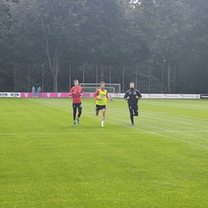 Mark Uth (m.) und Denis Huseinbasic (l.) absolvierten nach dem Training am Montag noch eine zusätzliche Laufeinheit (19. September 2022).