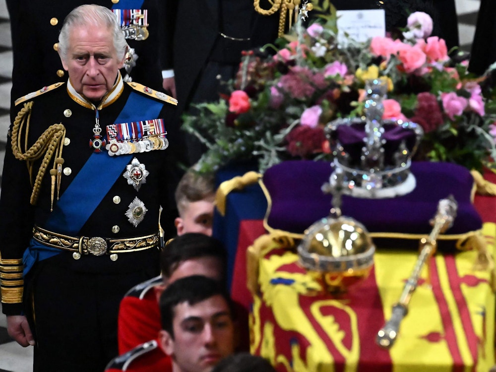 König Charles III. folgt dem Sarg seiner Mutter beim Auszug aus der Westminster Abtei. Auf dem Blumengesteck hat er einen letzten schriftlichen Gruß hinterlassen.