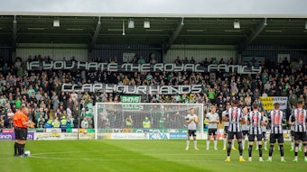 Fans von Celtic Glasgow präsentieren beim Premiership-Spiel bei St. Mirren ein Banner gegen die britische Königsfamilie