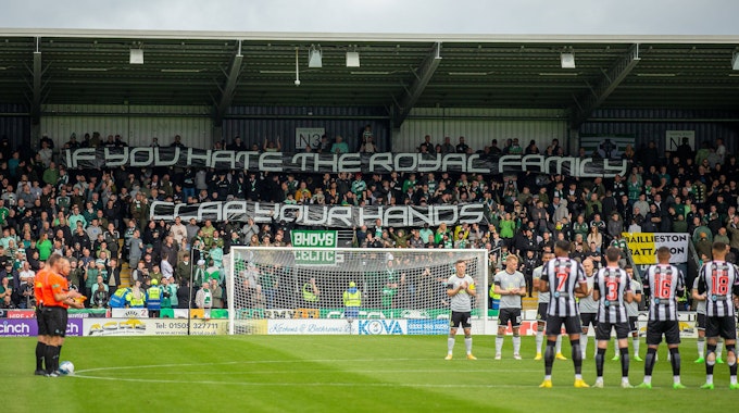 Fans von Celtic Glasgow präsentieren beim Premiership-Spiel bei St. Mirren ein Banner gegen die britische Königsfamilie