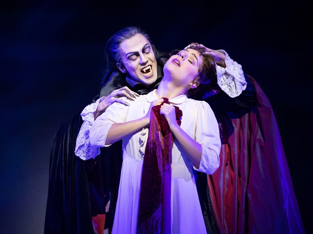 Der italienische Schauspieler Filippo Strocchi steht als Graf von Krolock mit Diana Schnierer während einer Probe zu dem Musical „Tanz der Vampire“ im September 2021 in Stuttgart auf der Bühne.