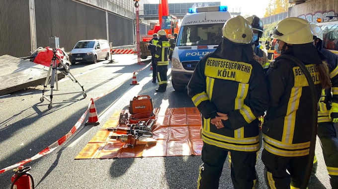 Ein Betonteil einer Lärmschutzwand liegt am 13. November 2020 auf einem Auto. Die Betonplatte hatte sich auf der A3 bei Köln gelöst und begrub das Fahrzeug unter sich. Eine Frau kam dabei ums Leben.