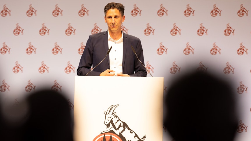 Dr. Christian Keller spricht auf der Mitgliederversammlung des 1. FC Köln.