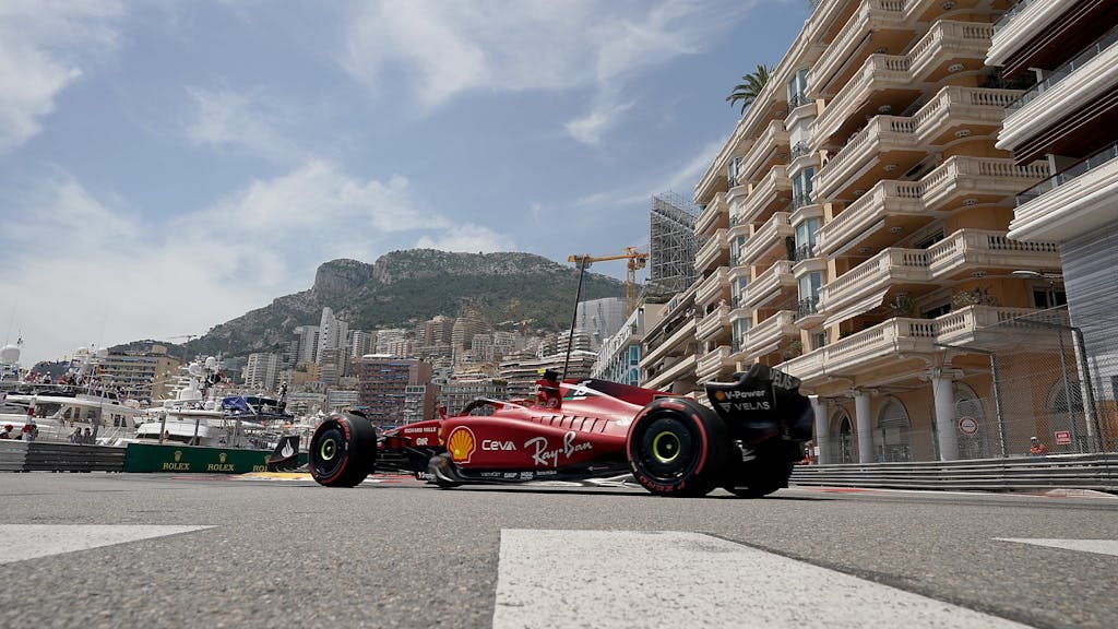 Carlos Sainz aus Spanien vom Team Ferrari ist auf der Strecke in Monaco unterwegs.