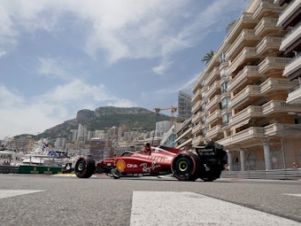 Carlos Sainz aus Spanien vom Team Ferrari ist auf der Strecke in Monaco unterwegs.