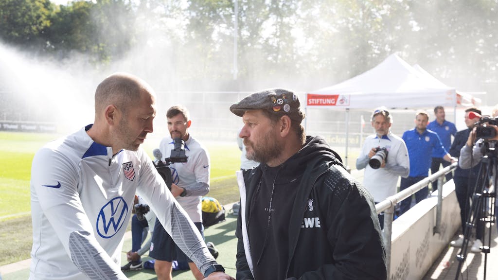 FC-Trainer Steffen Baumgart (r.) spricht mit USA-Coach Gregg Berhalter