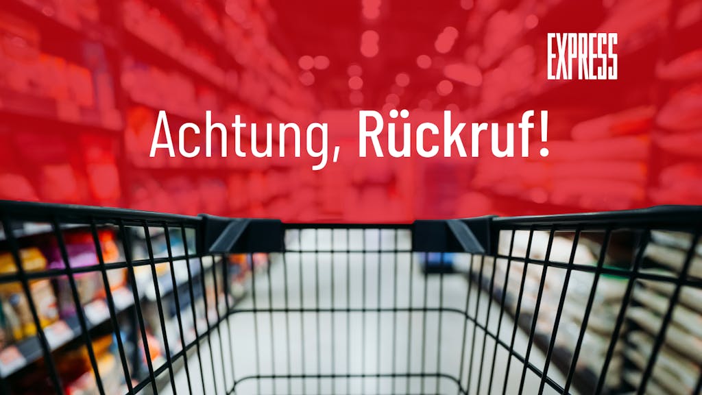 Auf dem Foto sieht man einen Einkaufswagen im Supermarkt mit der Überschrift „Achtung, Rückruf!“.