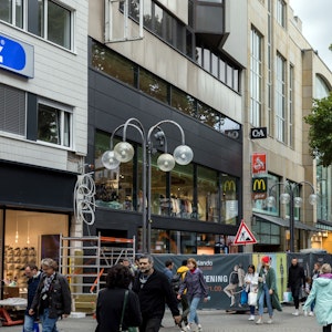 Zalando eröffnet auf der Schildergasse einen neuen Store. Am Tag vor der Eröffnung stehen noch Zäune vor dem Laden.