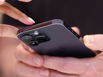 Ein Mann hält das neue Iphone 14 Pro in den Händen.
