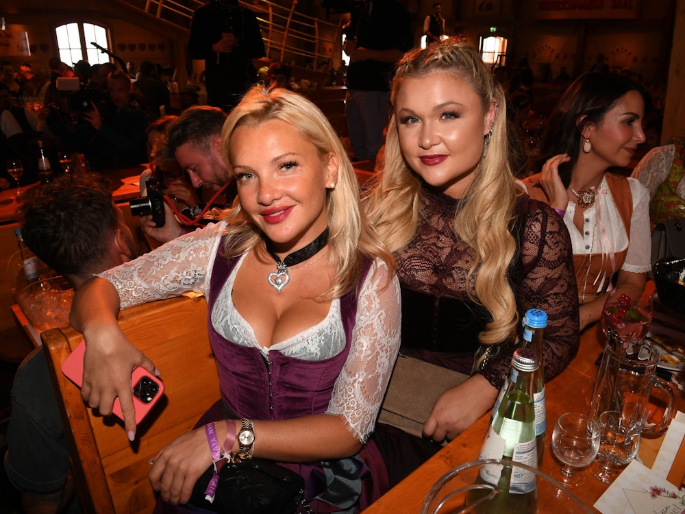 Evelyn Burdecki und Sophia Thiel feiern beim Wiesn-Bummel im Café Kaiserschmarrn auf dem Münchner Oktoberfest.