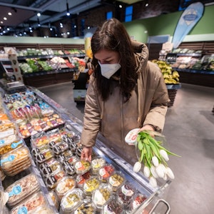 Eine Kundin kauft im Frühjahr in einem Einzelhandelsgeschäft in Baden-Württemberg ein: Die Teuerungsrate bei Lebensmitteln ist in Deutschland fast doppelt so hoch wie etwa in Frankreich. Warum?