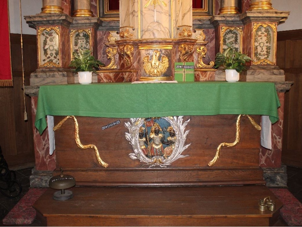 Das Foto zeigt den beklebten Altar in der katholischen Kirche am Marktplatz in Jülich. Die Aufkleber waren mit dem Haussegen 20*C+M+B*22 bedruckt.