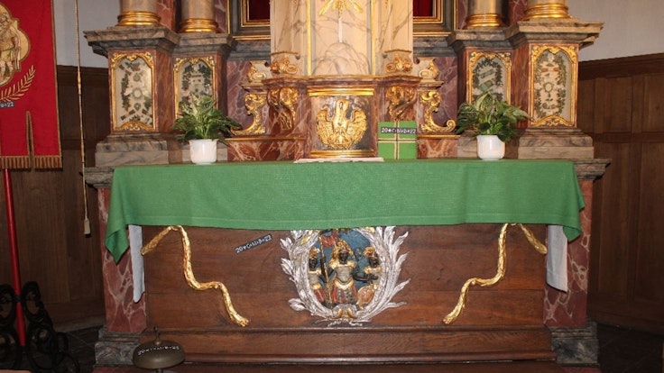 Das Foto zeigt den beklebten Altar in der katholischen Kirche am Marktplatz in Jülich. Die Aufkleber waren mit dem Haussegen 20*C+M+B*22 bedruckt.