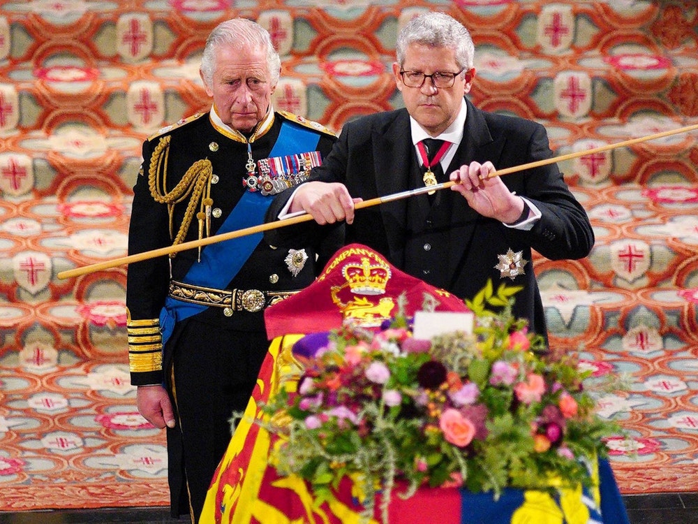 Die Regentschaft von Queen Elizabeth II. ist beendet: König Charles III. (L) sieht zu, wie der Lord Chamberlain seinen Amtsstab bei der Beisetzung von Königin Elizabeth II. in der St. George's Chapel auf Schloss Windsor am 19. September 2022 bricht.