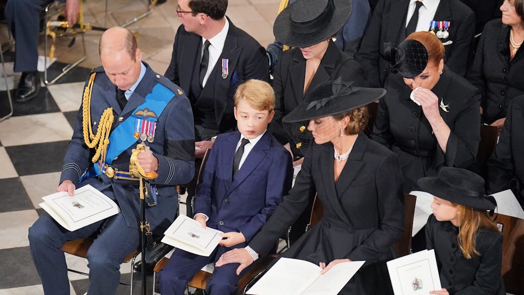 Prinz William (l-r), Prinz von Wales, und sein Sohn Prinz George, seine Frau Kate, Prinzessin von Wales, und ihre Tochter Prinzessin Charlotte sitzen nebeneinander beim Staatsakt vor der Beisetzung von Königin Elizabeth II. in der Westminster Abbey.
