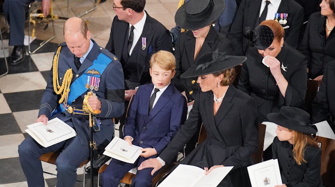 Prinz William (l-r), Prinz von Wales, und sein Sohn Prinz George, seine Frau Kate, Prinzessin von Wales, und ihre Tochter Prinzessin Charlotte sitzen nebeneinander beim Staatsakt vor der Beisetzung von Königin Elizabeth II. in der Westminster Abbey.