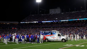 Ein Krankenwagen holt Buffalo-Bills-Verteidiger Dane Jackson am 19. September 2022 auf dem Feld ab, nachdem der Profi sich im Heimspiel gegen die Tennessee Titans schwer verletzt hatte.