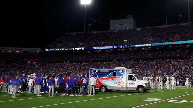 Ein Krankenwagen holt Buffalo-Bills-Verteidiger Dane Jackson am 19. September 2022 auf dem Feld ab, nachdem der Profi sich im Heimspiel gegen die Tennessee Titans schwer verletzt hatte.