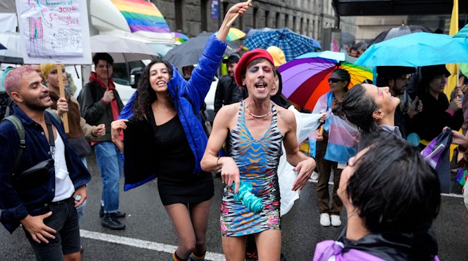 Teilnehmer der europäischen LGBTQ-Parade in Belgrad am 17. September 2022.