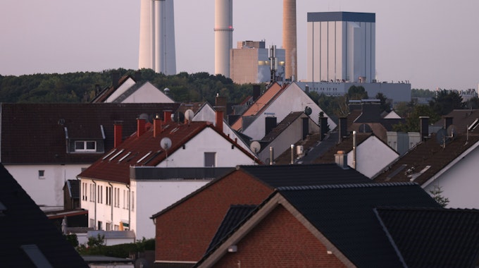 Dieses Foto zeigt das Heizkraftwerk des Energieversorgers RheinEnergie in Köln-Merkenich. Das Kraftwerk erzeugt Fernwärme aus Braunkohle und Erdgas.