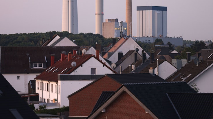Dieses Foto zeigt das Heizkraftwerk des Energieversorgers RheinEnergie in Köln-Merkenich. Das Kraftwerk erzeugt Fernwärme aus Braunkohle und Erdgas.