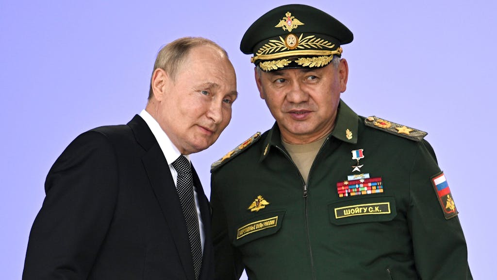 Russlands Präsident Wladimir Putin und der russische Verteidigungsminister Sergej Schoigu im August 2022.