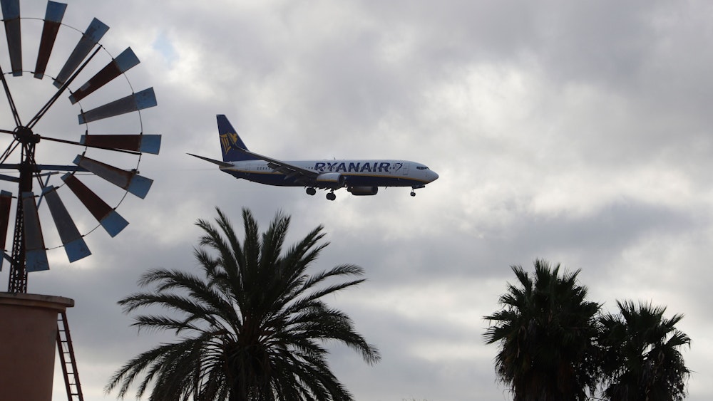 Auf einem Ryanair-Flugzeug nach Mallorca kam es zu einem Zwischenfall. Dieses undatierte Symbolfoto zeigt eine Maschine bei der Landung in Palma.