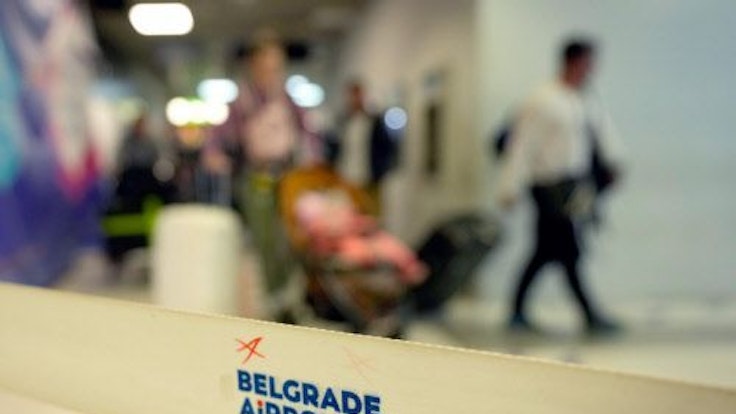 Passagiere eines Fluges von Moskau nach Belgrad verlassen bei ihrer Ankunft am Mittwoch (21. September 2022) das Terminal.