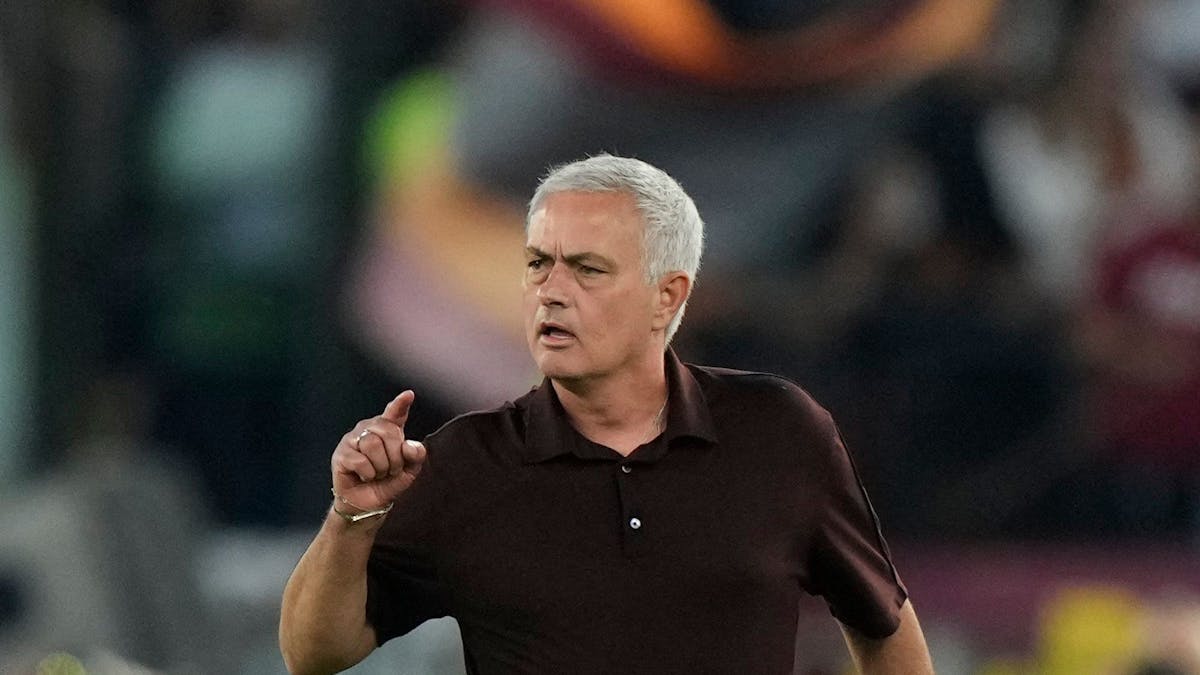 José Mourinho zeigt sich mit bösem Gesichtsausdruck und gehobenem Zeigefinger im Spiel der AS Rom gegen Atalanta Bergamo am 18. September 2022.