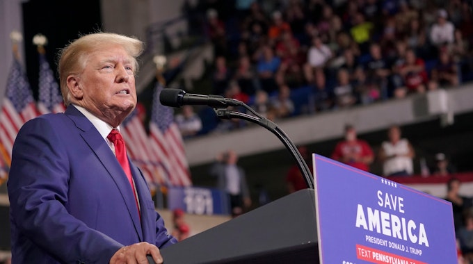 Donald Trump, ehemaliger Präsident der USA, spricht bei einer Kundgebung in Wilkes-Barre, Pennsylvania am 3. September 2022.