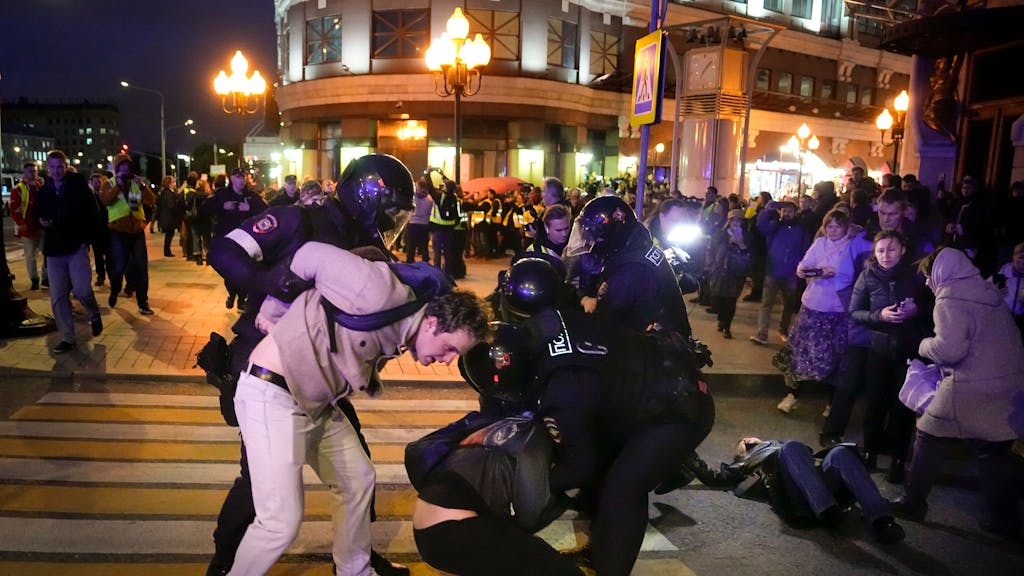 Polizisten halten Demonstranten während einer Demonstration gegen die Anordnung einer Teilmobilisierung der Streitkräfte fest.&nbsp;