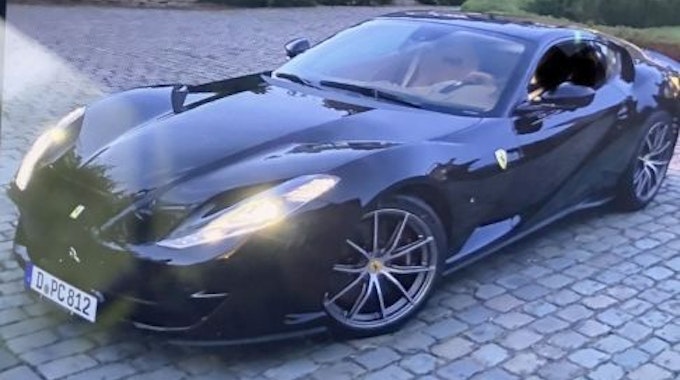 Ein schwarzer Ferrari mit Düsseldorfer Kennzeichen wurde aus einer Garage in Mülheim an der Ruhr gestohlen.