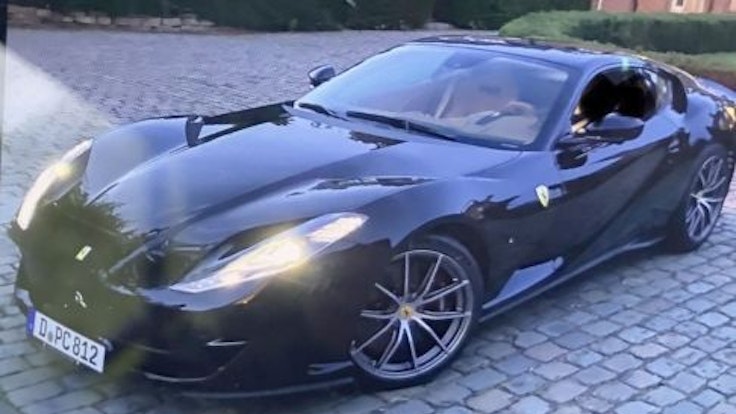 Ein schwarzer Ferrari mit Düsseldorfer Kennzeichen wurde aus einer Garage in Mülheim an der Ruhr gestohlen.