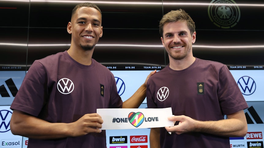 Thilo Kehrer und Jonas Hofmann zeigen die neue Kapitänsbinde der Nationalmannschaft.