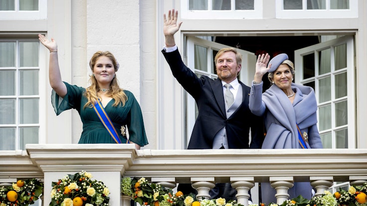 Die niederländische Prinzessin Amalia, König Willem-Alexander und Königin Maxima winken vom Balkon im Schloss Noordeinde. Begleitet von lautstarken Protesten hat sich die niederländische Königsfamilie am traditionellen Prinsjesdag dem Volk präsentiert.