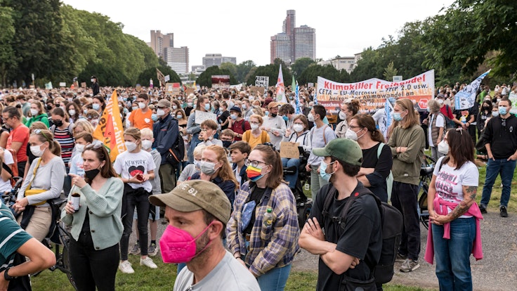 Eine Menschenmenge auf einem großen Platz in Köln. Gestreikt wird für das Klima.