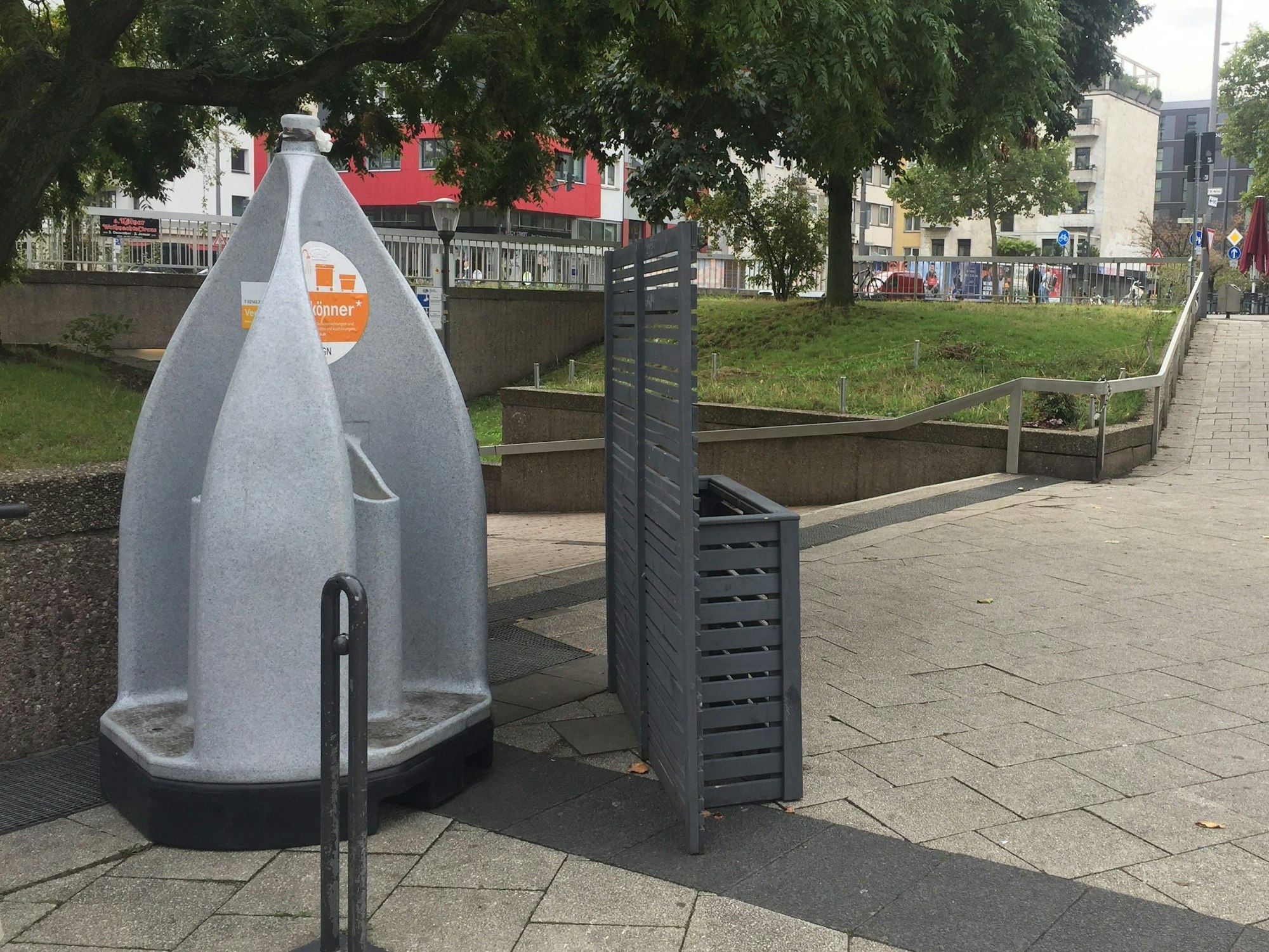 Ein mobiles Urinal am Ebertplatz