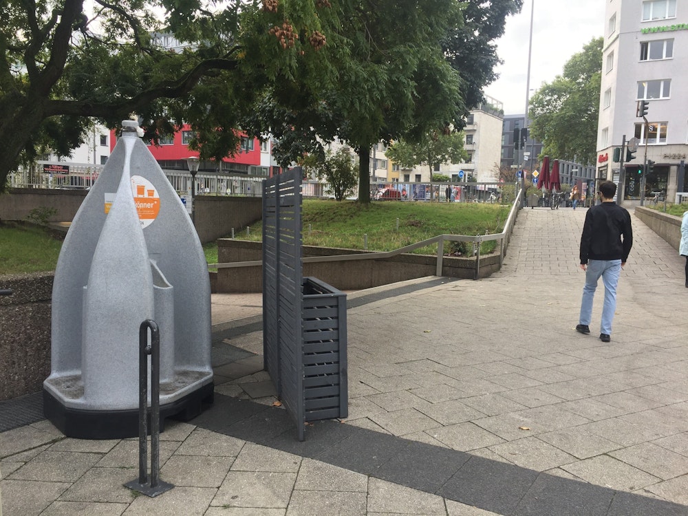 Ein Urinal steht direkt am U-Bahn-Eingang am Ebertplatz.