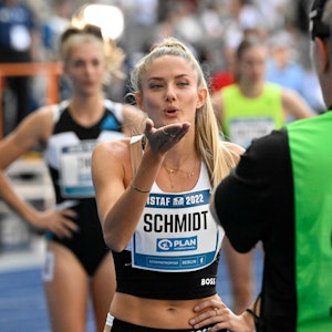 400-Meter-Läuferin Alica Schmidt küsst vor dem Start in Richtung Kamera.
