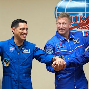 Die Mitglieder der Hauptbesatzung der Internationalen Raumstation (von links) NASA-Astronaut Frank Rubio sowie die Roscosmos-Kosmonauten Sergej Prokopjew und Dmitri Petelin posieren am 21. September 2022 während einer Pressekonferenz im russischen Kosmodrom Baikonur.