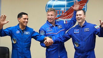 Die Mitglieder der Hauptbesatzung der Internationalen Raumstation (von links) NASA-Astronaut Frank Rubio sowie die Roscosmos-Kosmonauten Sergej Prokopjew und Dmitri Petelin posieren am 21. September 2022 während einer Pressekonferenz im russischen Kosmodrom Baikonur.