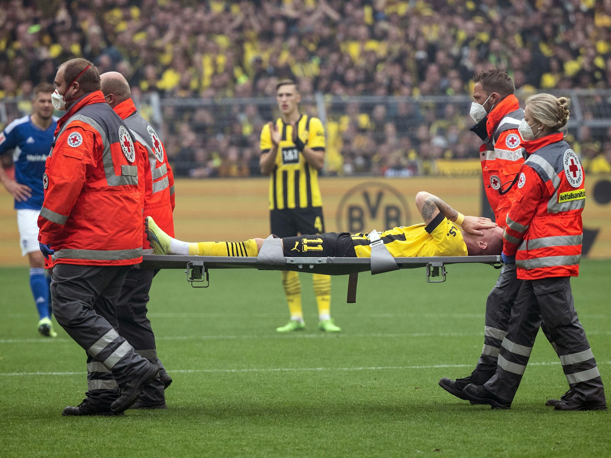 Marco Reus wird mit einer Trage verletzt vom Platz getragen.