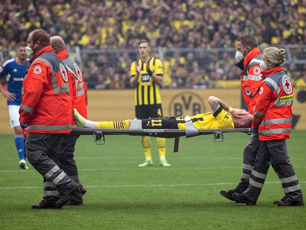 Marco Reus wird mit einer Trage verletzt vom Platz getragen.