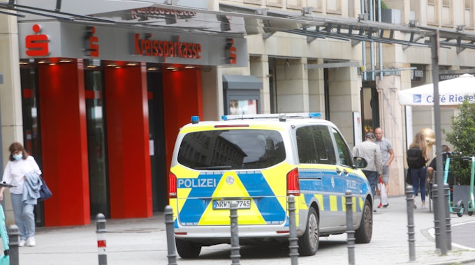 Vor der Sparkassen-Filiale am Neumarkt parkt ein Polizeiwagen.
